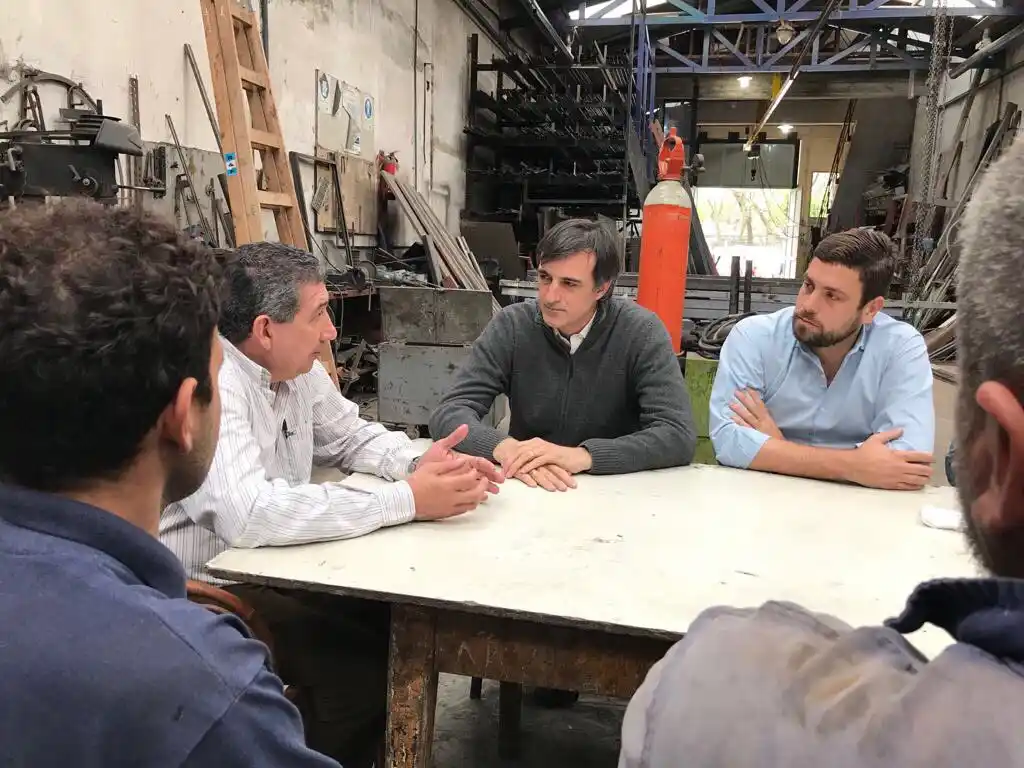 Esteban Bullrich y Lucas Delfino visitaron una fábrica y recorrieron comercios de Hurlingham
