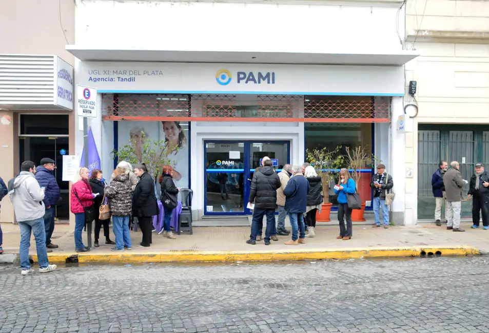 Jubilados se manifestaron en la puerta del  Pami por un servicio digno y de calidad