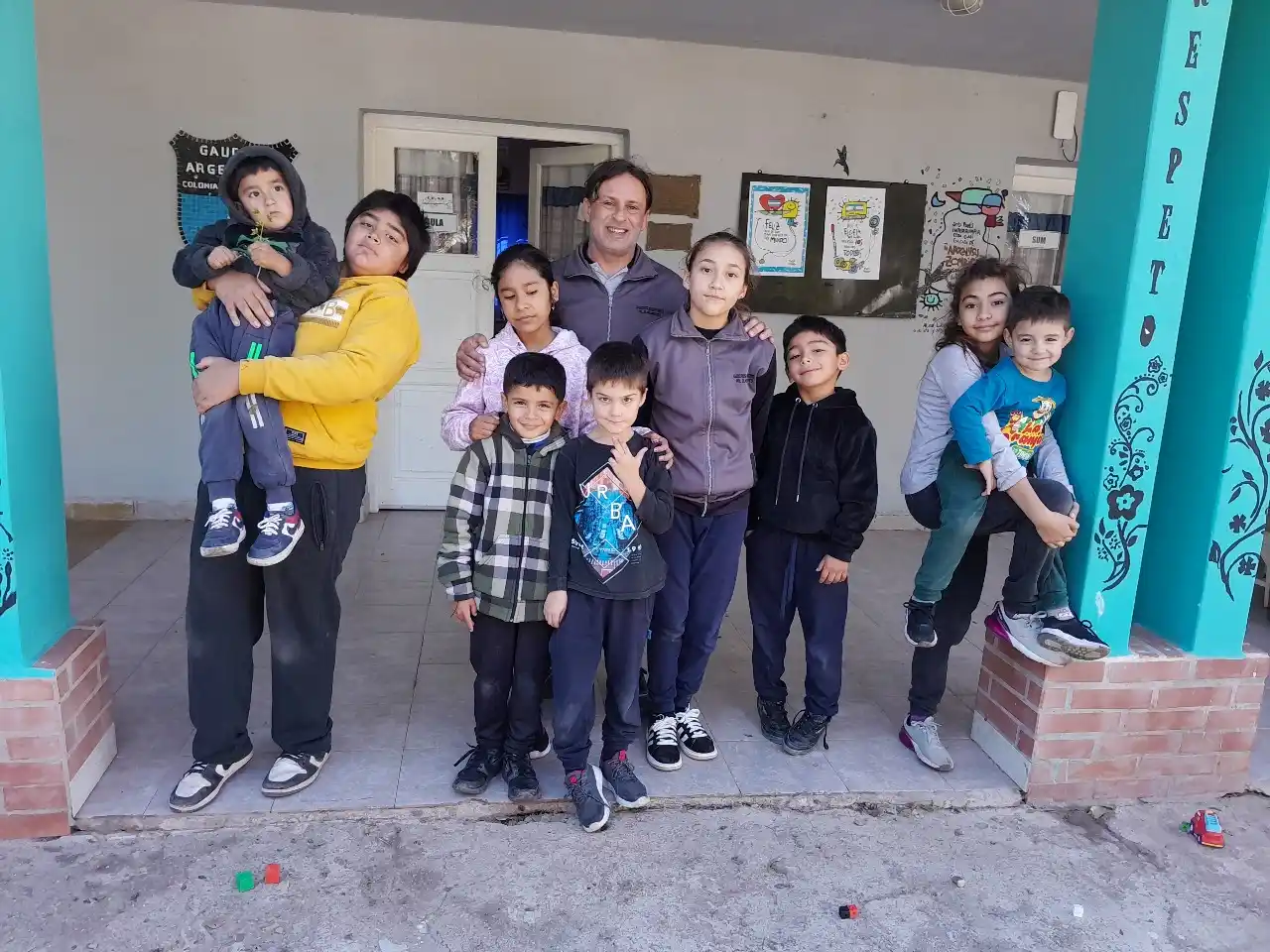 El director Héctor Leonardo Berta junto a sus ocho alumnos en la Escuela Gauchos Argentinos: un equipo pequeño pero lleno de entusiasmo por aprender y mostrar el valor de la educación rural.