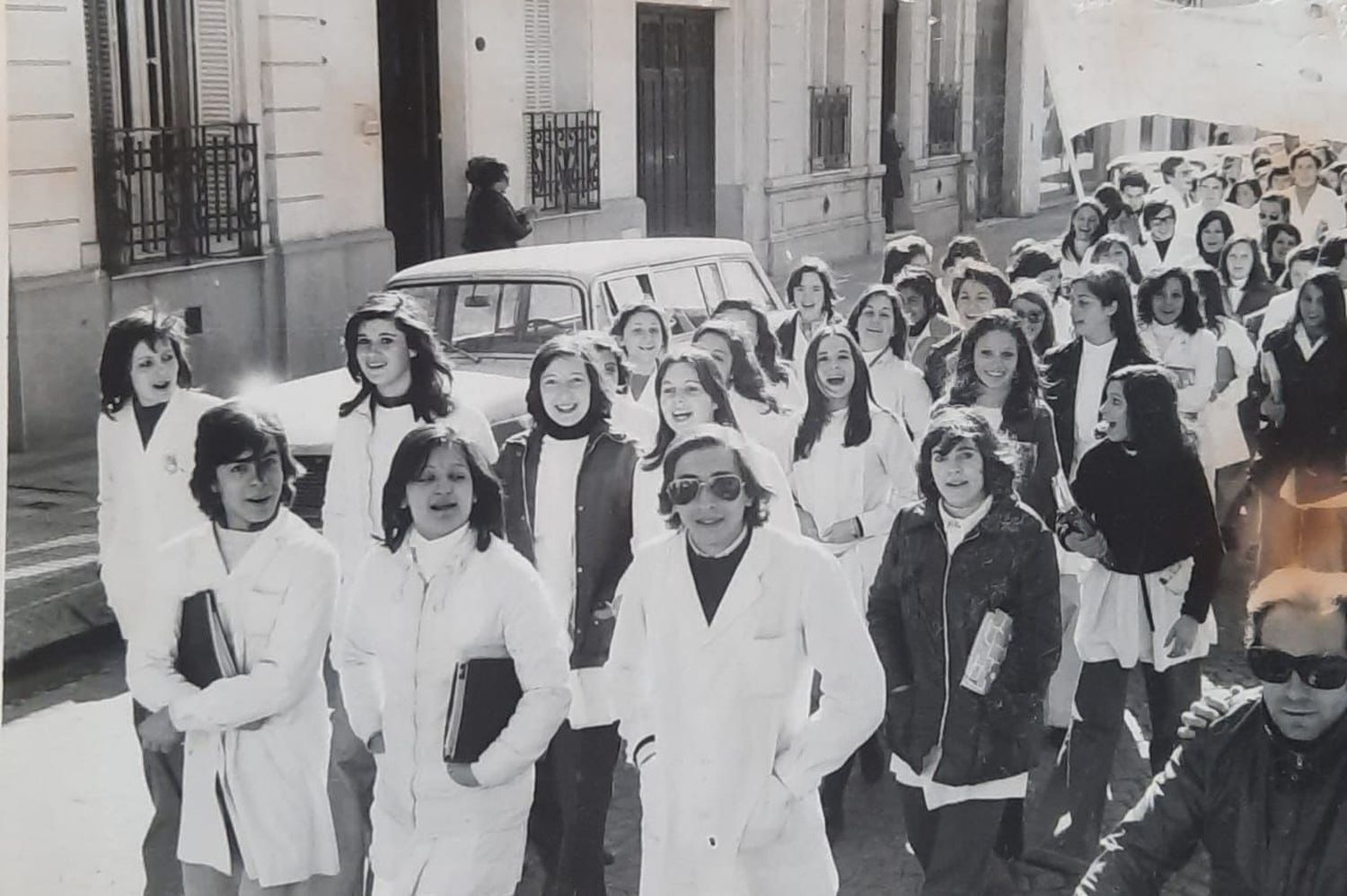 Universidad: Las vecinas que se reencontraron 50 años después y otras historias que dejó la marcha