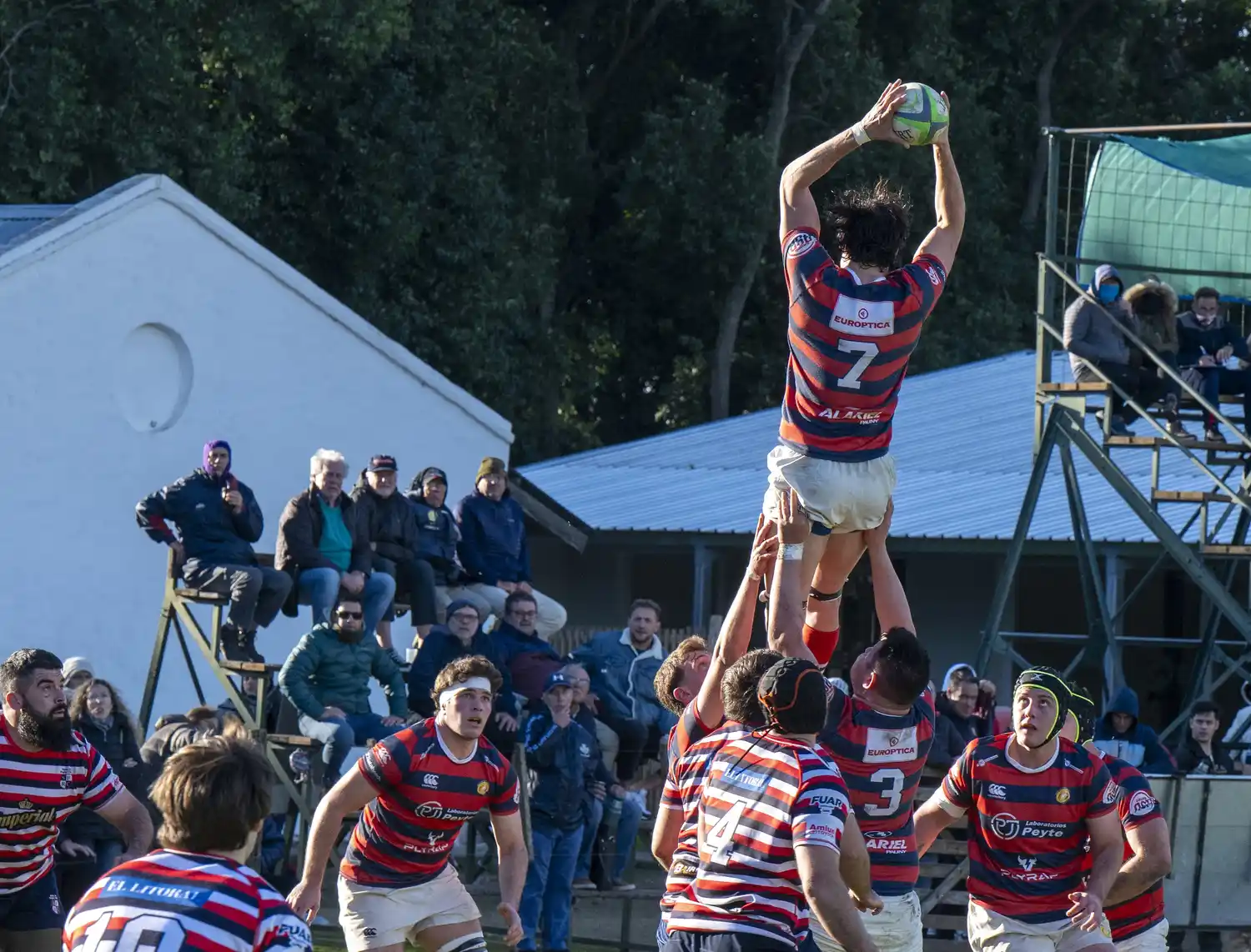 Jockey recibe a Estudiantes de Paraná, que viene peleando arriba.