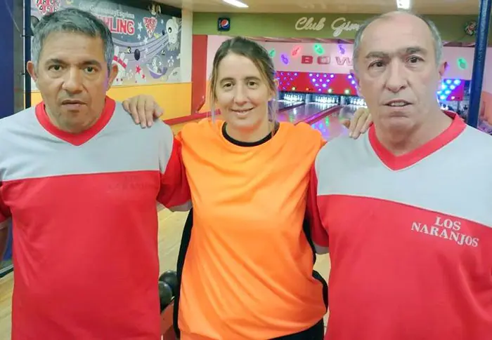 Campeones en el Torneo Oficial  por tríos mixtos de bowling
