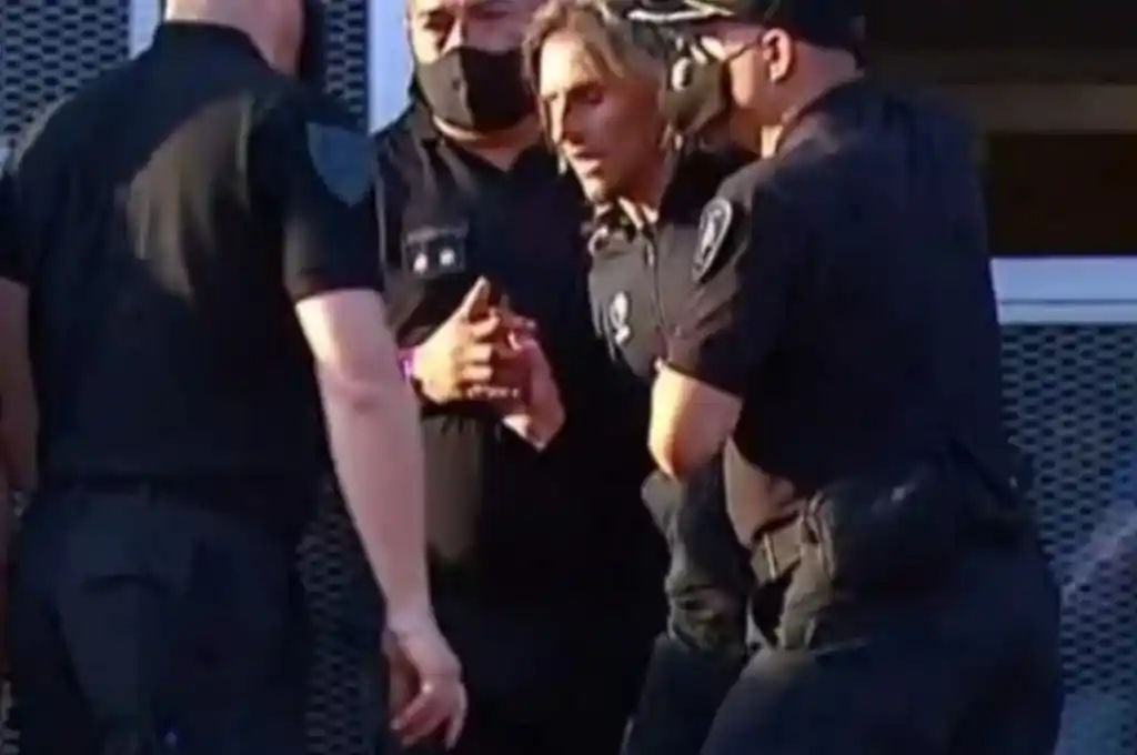 Beccacece tiró una botella a la platea y le labraron un acta