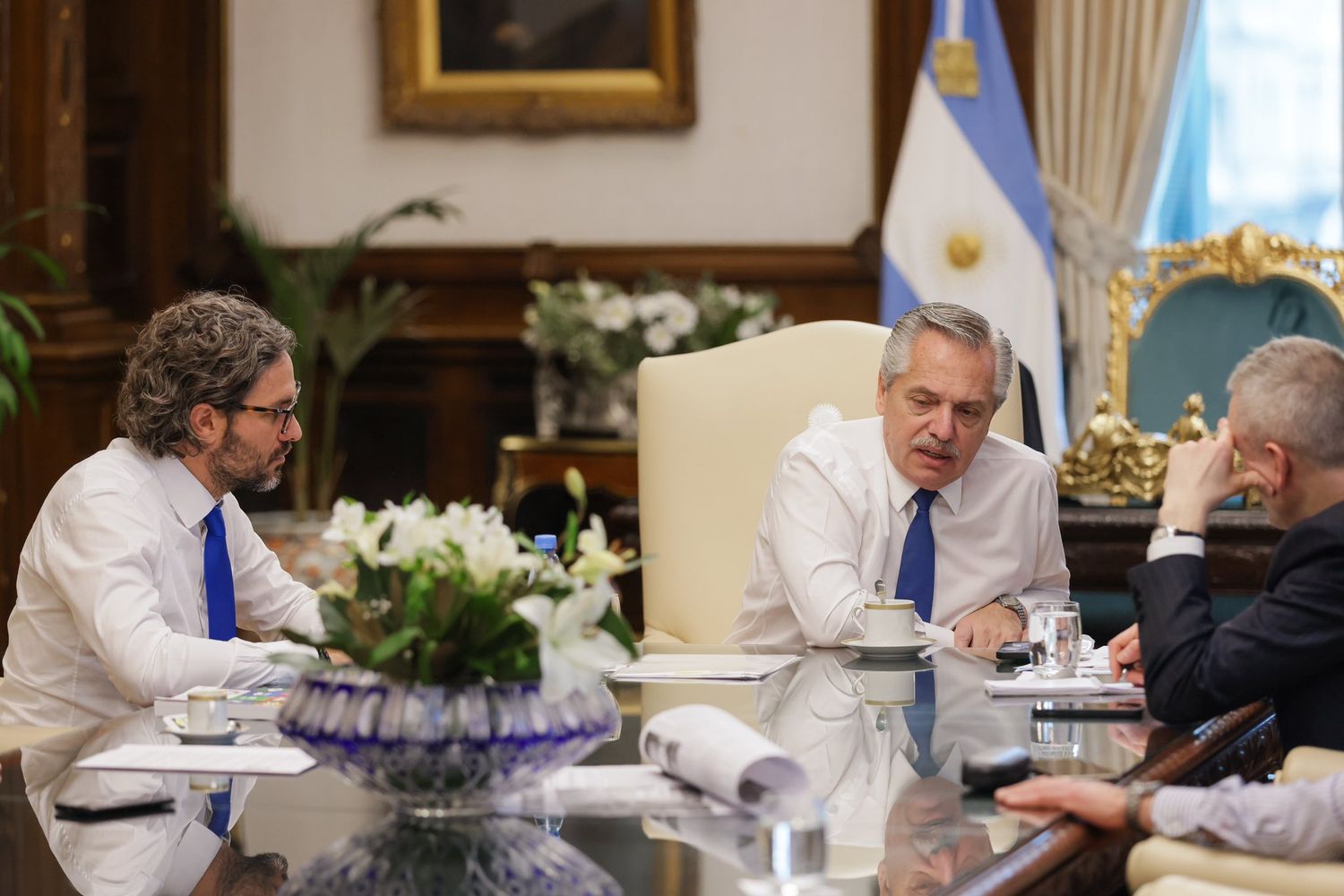 Santiago Cafiero y Alberto Fernández, durante el diálogo con Zelenski.