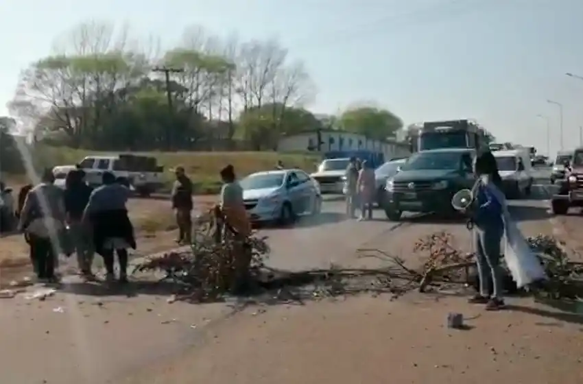 Comunidad Educativa de la EES número 50 cortó la ruta: "Hasta ahora sólo nos han llegado palabras"