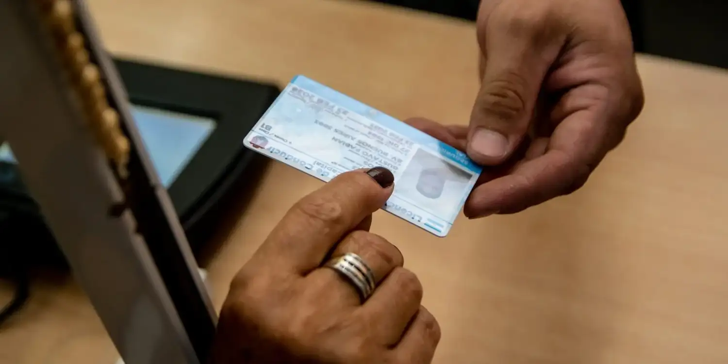 Proponen incorporar un examen de visión periférica para obtener el carnet de conducir