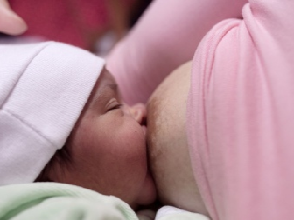 La leche materna de vacunadas contra el Covid transfiere inmunidad a bebés