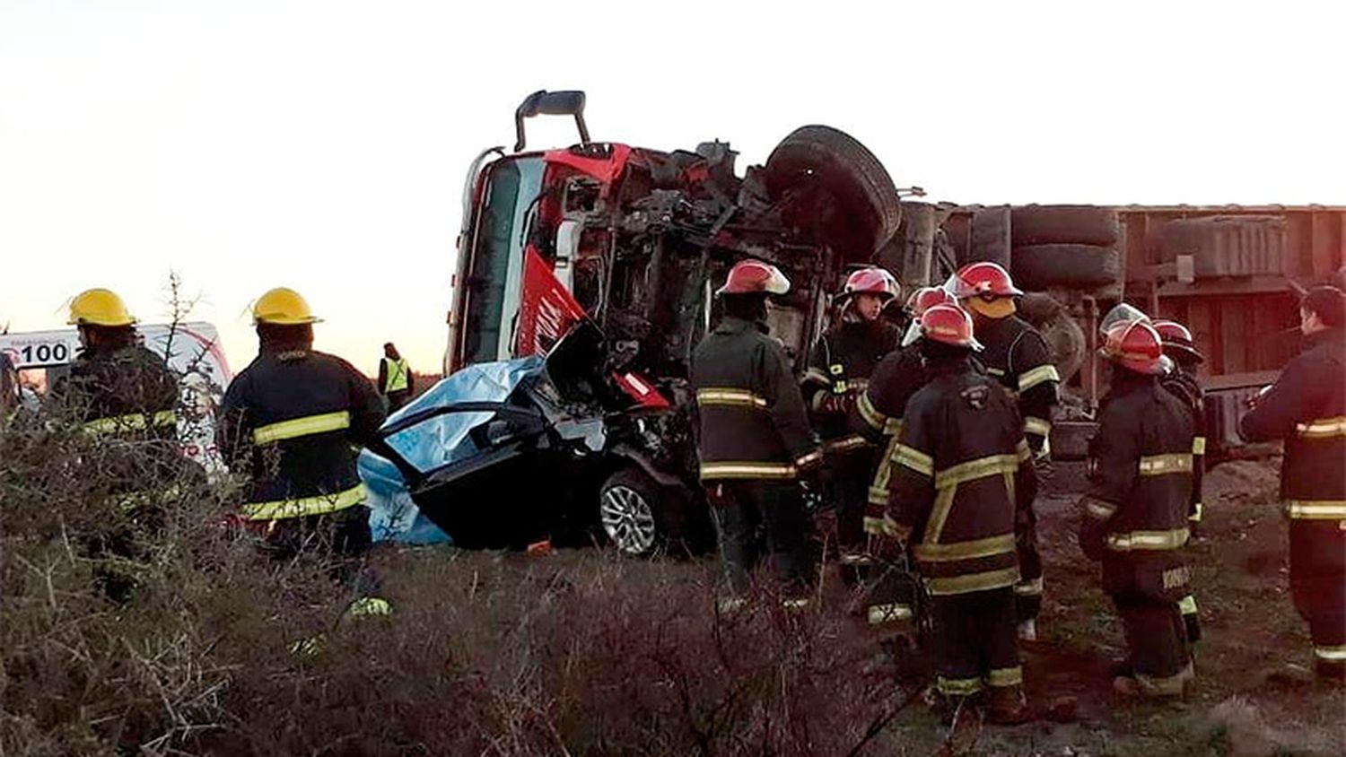 Dos personas murieron tras impresionante accidente entre un auto y un camión