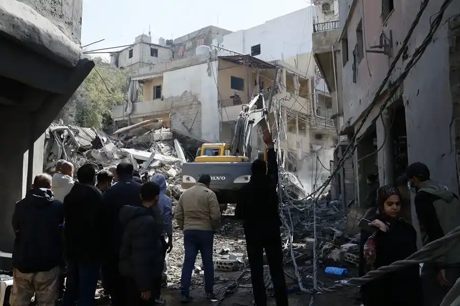 Edificios destruidos tras un ataque israelí cerca del Hospital Universitario Rafik Hariri, en el distrito de Jnah de Beirut. EFE