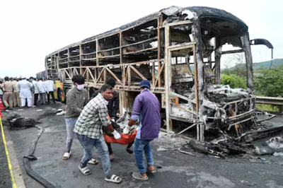 India: 25 personas murieron calcinadas tras por el choque de un autobús y una moto