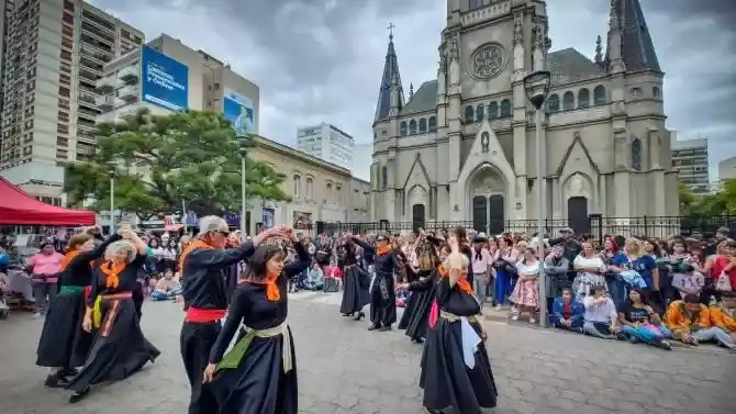 Participarán más de 30 instituciones con espectáculos artísticos, talleres y stands de emprendedores locales. La actividad es abierta a toda la comunidad y se suspende por lluvia.