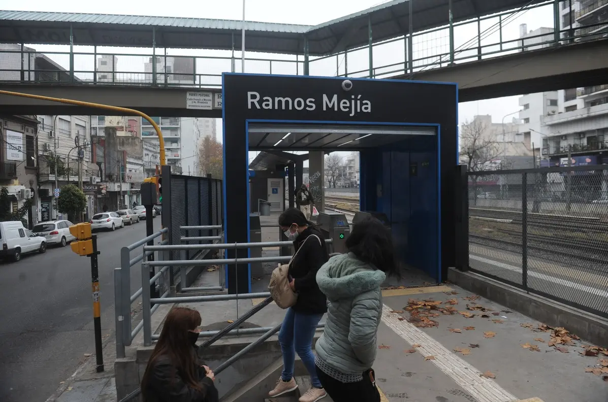 Transporte solo para esenciales: Aseguran que en el primer día de controles viajó menos gente en el Conurbano