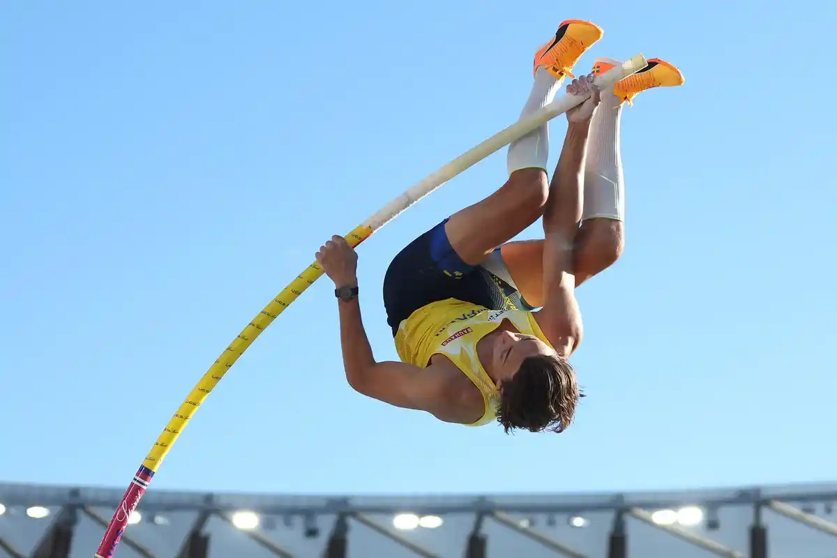 El sueco Armand Duplantis, el niño maravilla del atletismo, batió su propio récord universal y ganó el oro en el Mundial de EE.UU.
