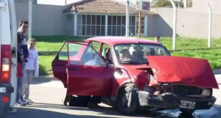 Violenta colisión entre dos autos