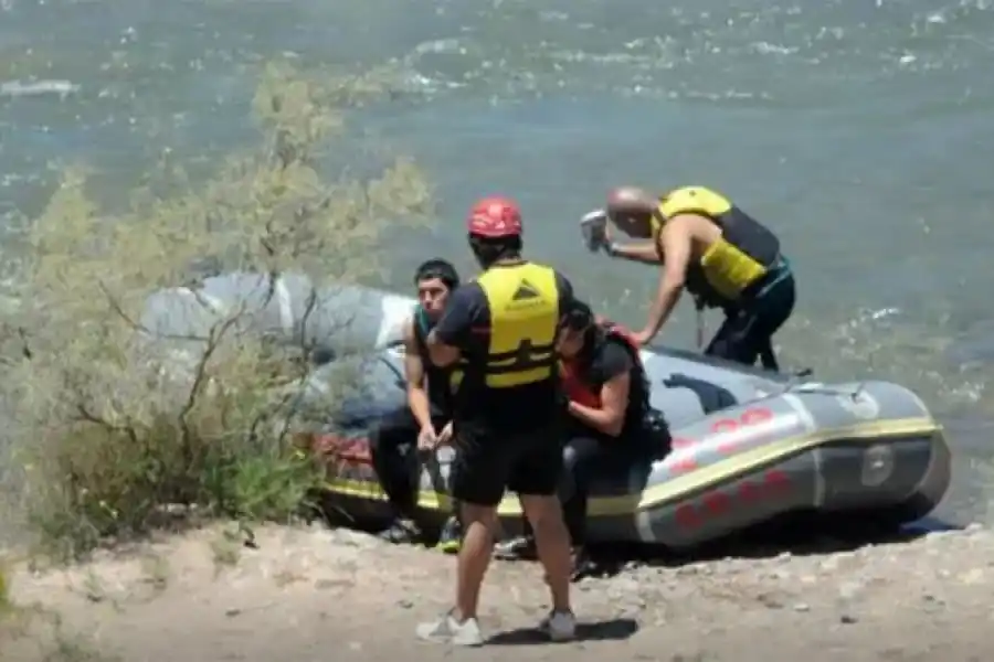 Tragedia en Mendoza: un joven de 18 años murió ahogado cuando se refrescaba en el río