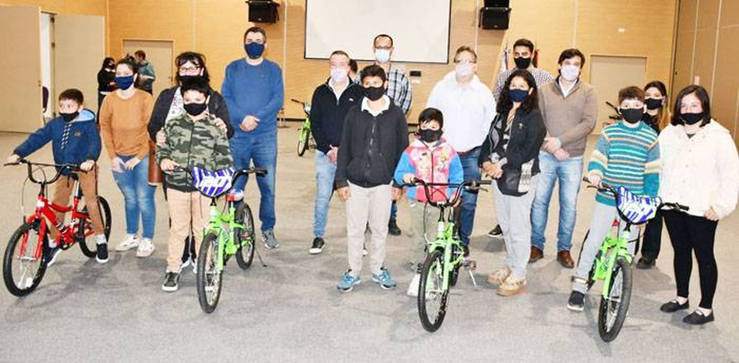 Se entregaron las bicicletas a los niños ganadores