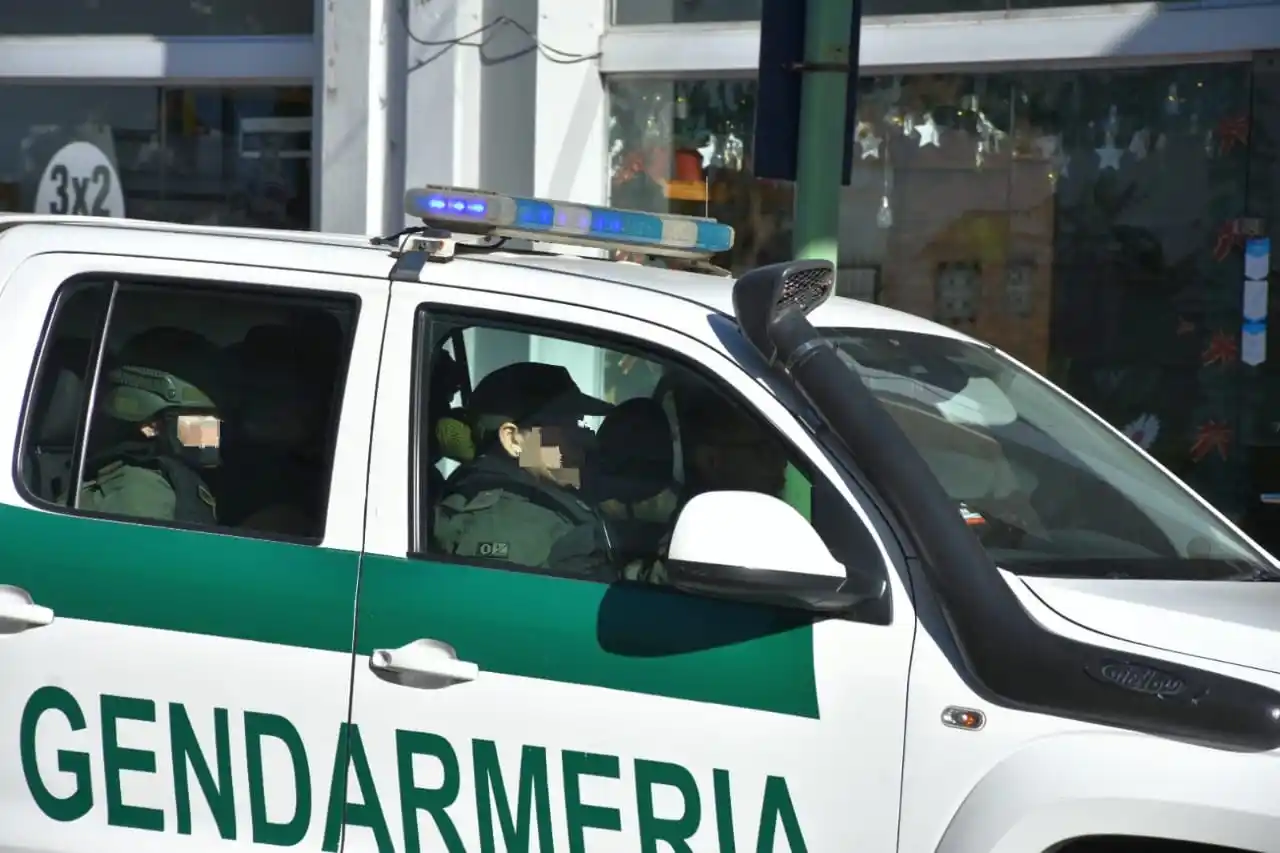 La referente local del movimiento Cuba MTR, Carina Izaguirre, siendo trasladada por Gendarmería.