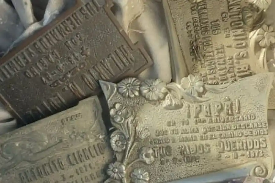 Arriba de un panteón, encontró un bolso con placas y floreros de bronce