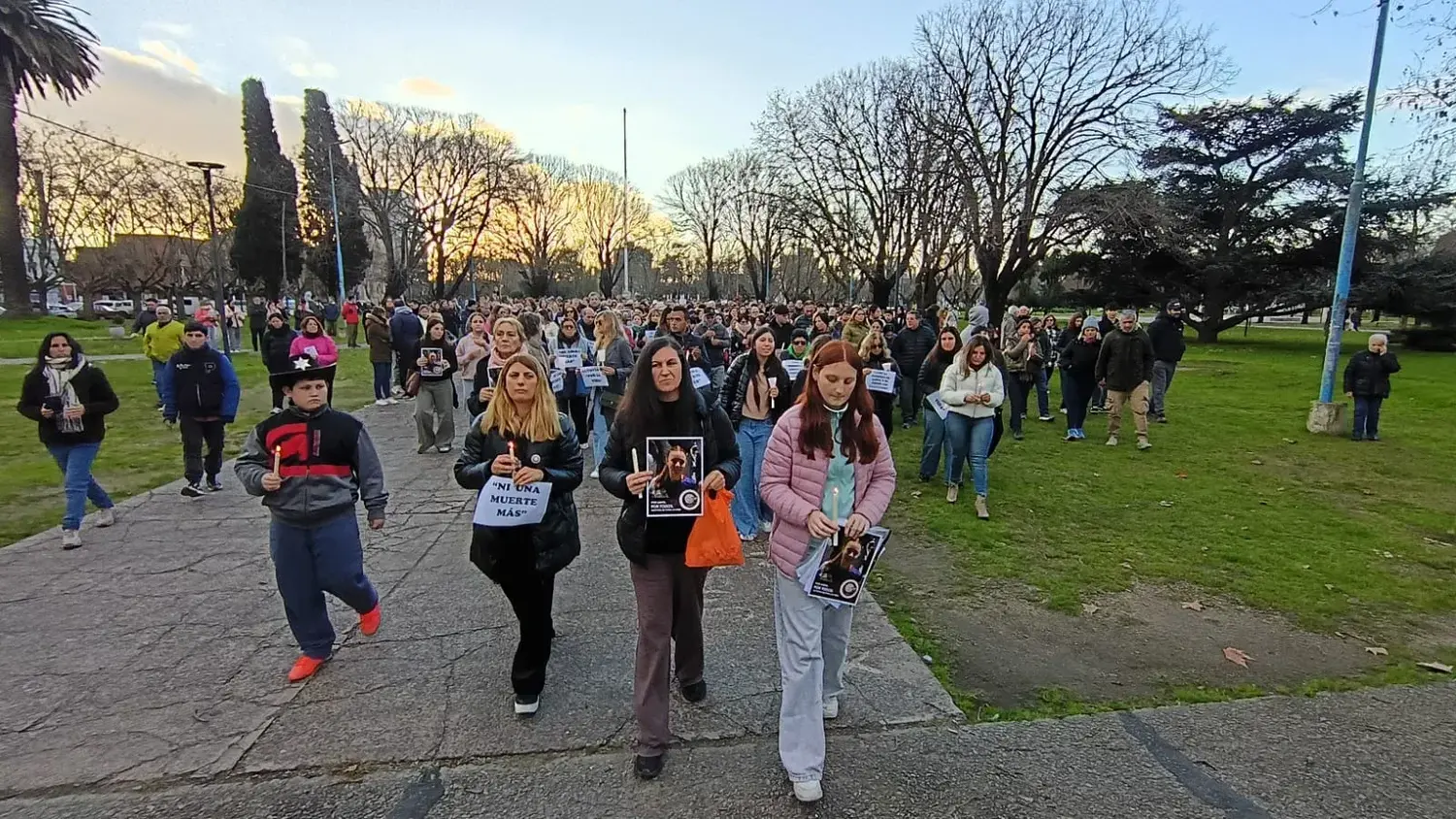 La madre de Anita, encabeza la marcha