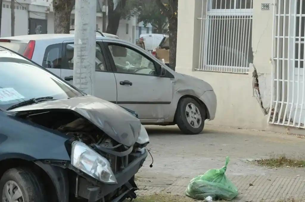 Un Ford Fiesta y un Toyota Etios colisionaron con fuerza en Domingo Silva y Las Heras.