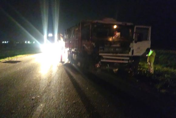 Volcó un camión en ruta 9 y desparramó la carga en la calzada