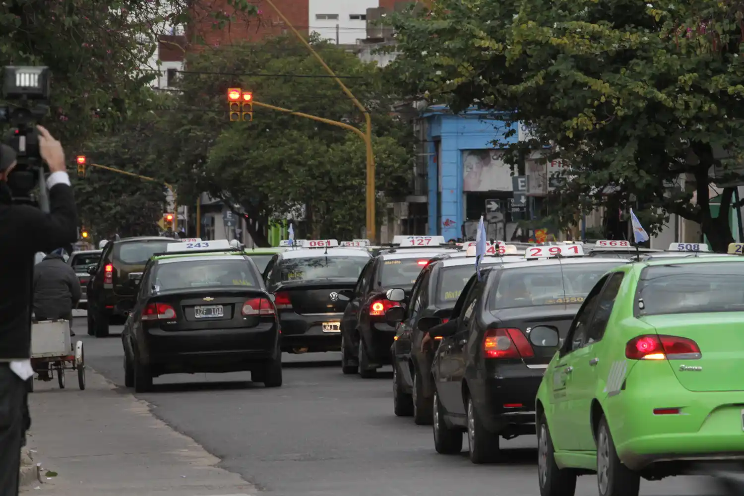 Taxistas y remiseros se movilizan por la inseguridad en la ruta 168