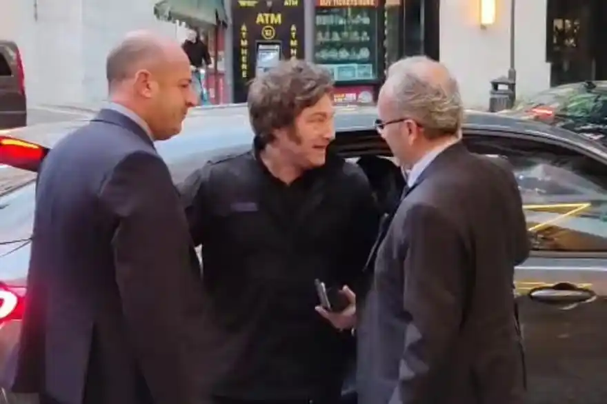 Milei, en la Vía Véneto, de Roma, al llegar para el funeral del papa