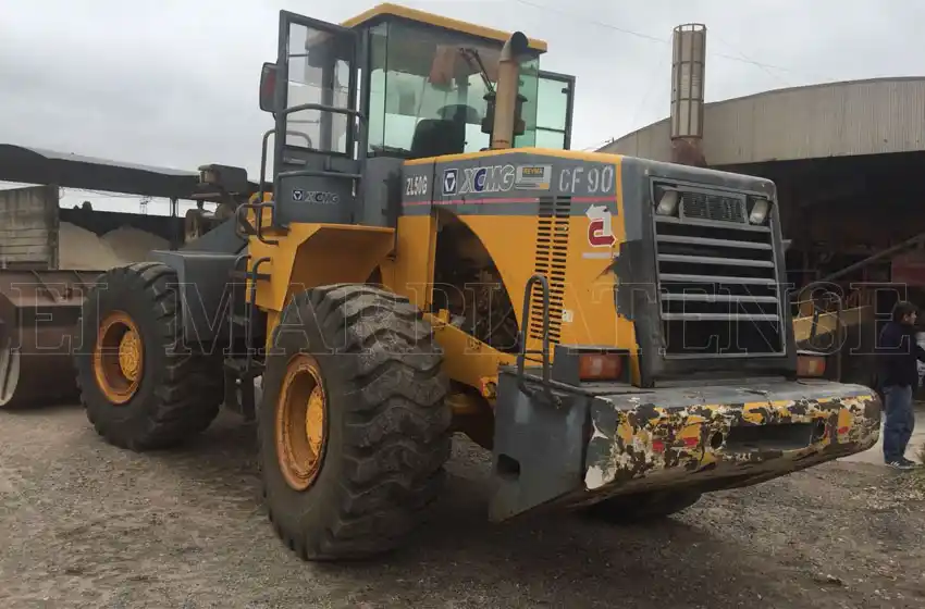 Comienzan a reparar calles con las máquinas incautadas a Lazaro Báez