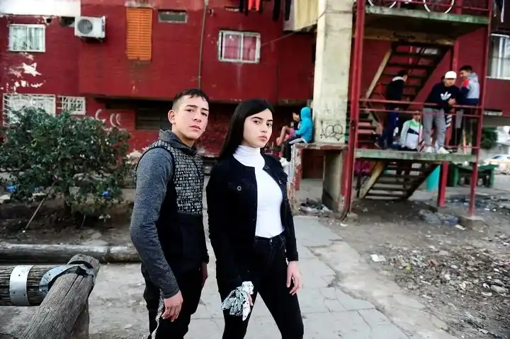 Tras 19 allanamientos en Morón y Tres de Febrero detuvieron a un actor de Apache, la serie de Netflix 