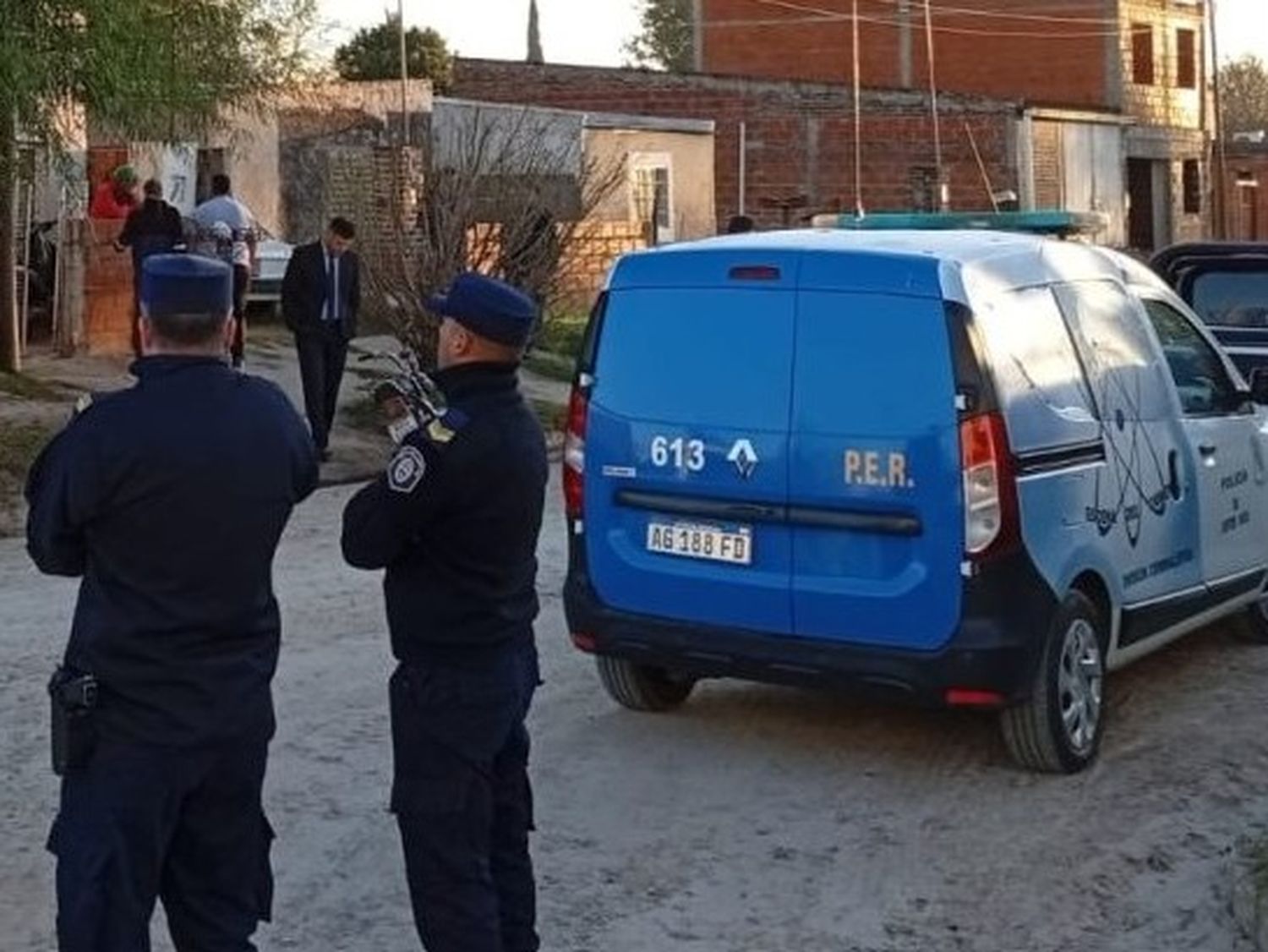Entró por la ventana, asesinó a su ex, al perro e intentó suicidarse
