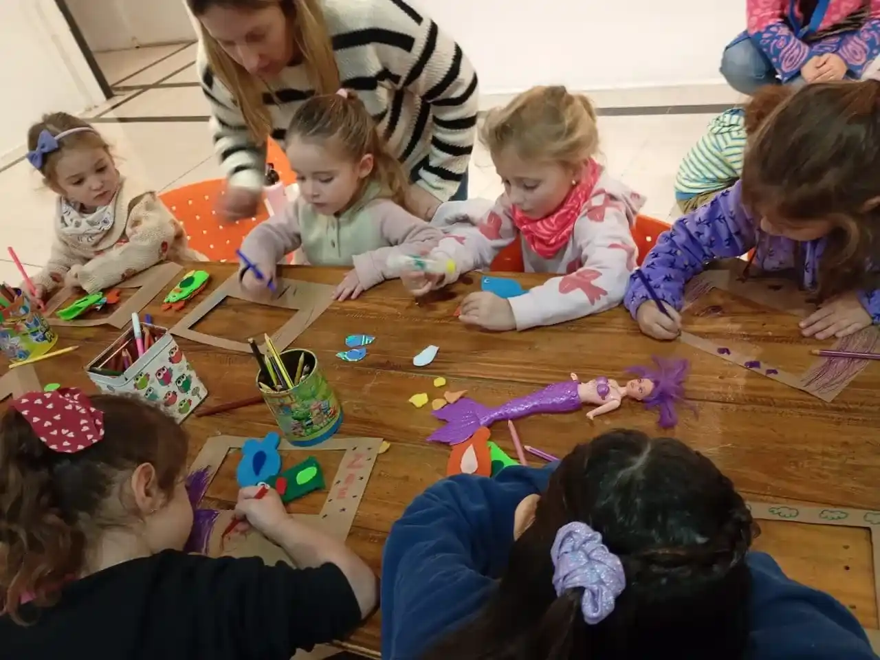 Durante el encuentro, los niños realizaron títeres de dedo, así como hubo un momento de narración de cuentos