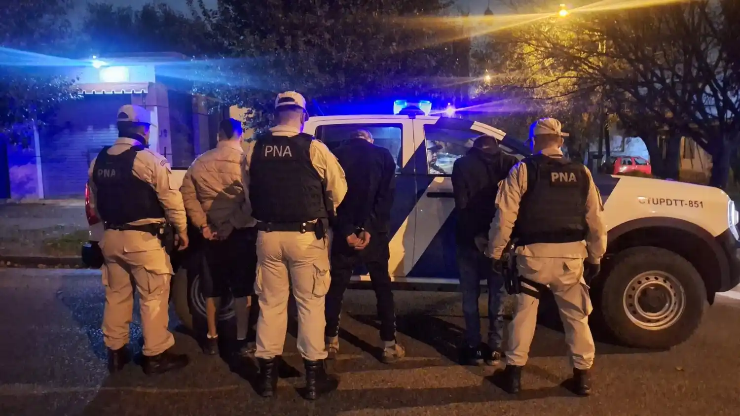 Detuvieron a tres personas por vender drogas en la vía pública: hallaron armas, dinero y una granada