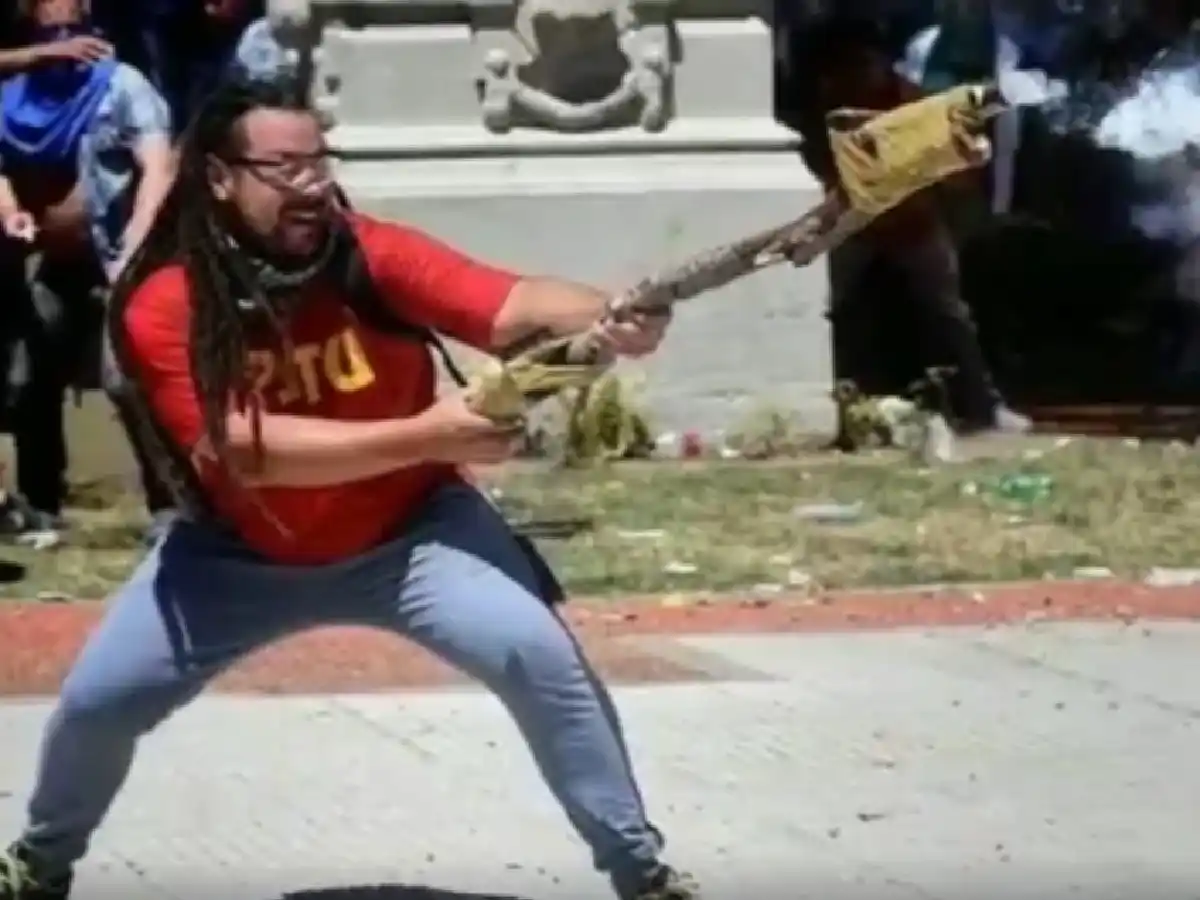 Desde la clandestinidad, reapareció el militante prófugo del "mortero": "Soy un perseguido político del gobierno de Macri"