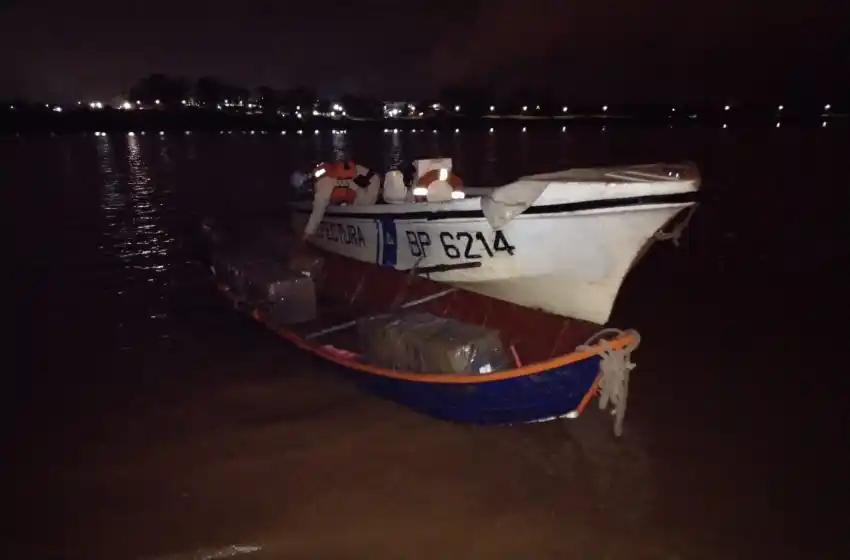 Trasladaban más de 1500 cajas de ibuprofeno y centenares de prendas de vestir en una canoa pero Prefectura los descubrió