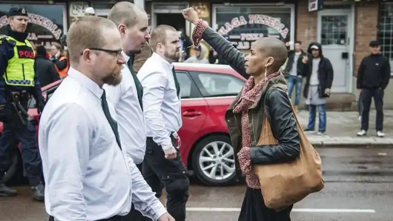Una mujer encaró a una marcha de 300 neonazis y se volvió un símbolo