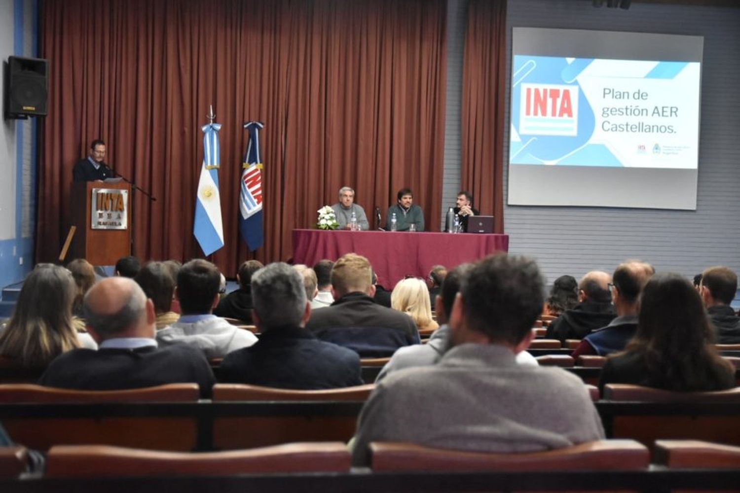 Autoridades locales presentes en la asunción del jefe de Extensión Rural Castellanos del INTA