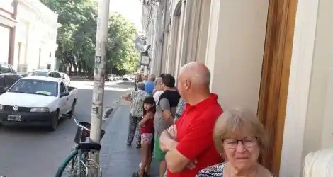 Reclamo: Largas colas y personas mayores