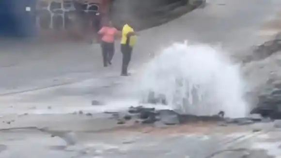 ¡SI NO NOS AGARRA EL CHINGO NOS AGARRA EL SIN NARIZ! Reportan enorme bote de agua en El Hatillo este #15Abr