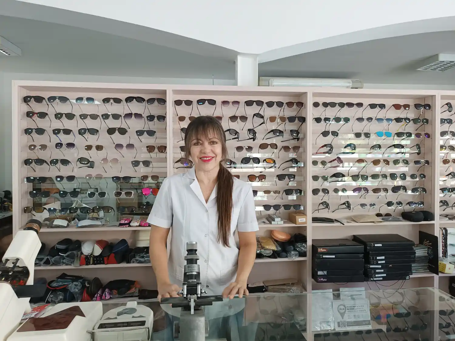 Ledi Sarmiento, contactóloga de la Óptica Del Sol
