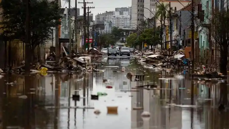 Fotografía que muestra una calle afectada por las inundaciones, este lunes en Porto Alegre, Rio Grande do Sul