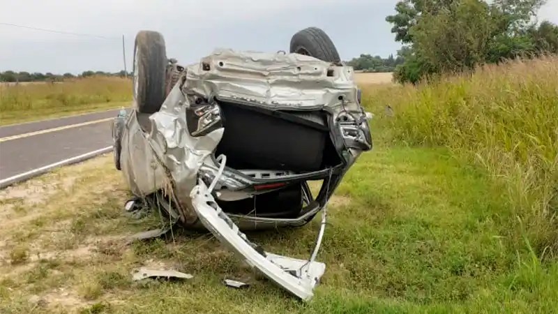Un hombre perdió el control de su vehículo y terminó volcando en Ruta 131