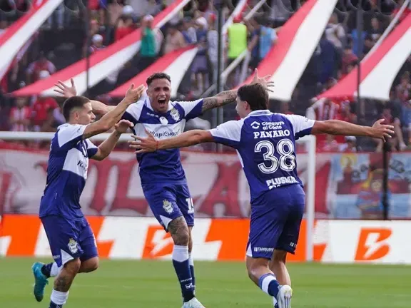 El Lobo venció 2 a 0 a Barracas y habrá clásico platense en semifinales de la LPF.