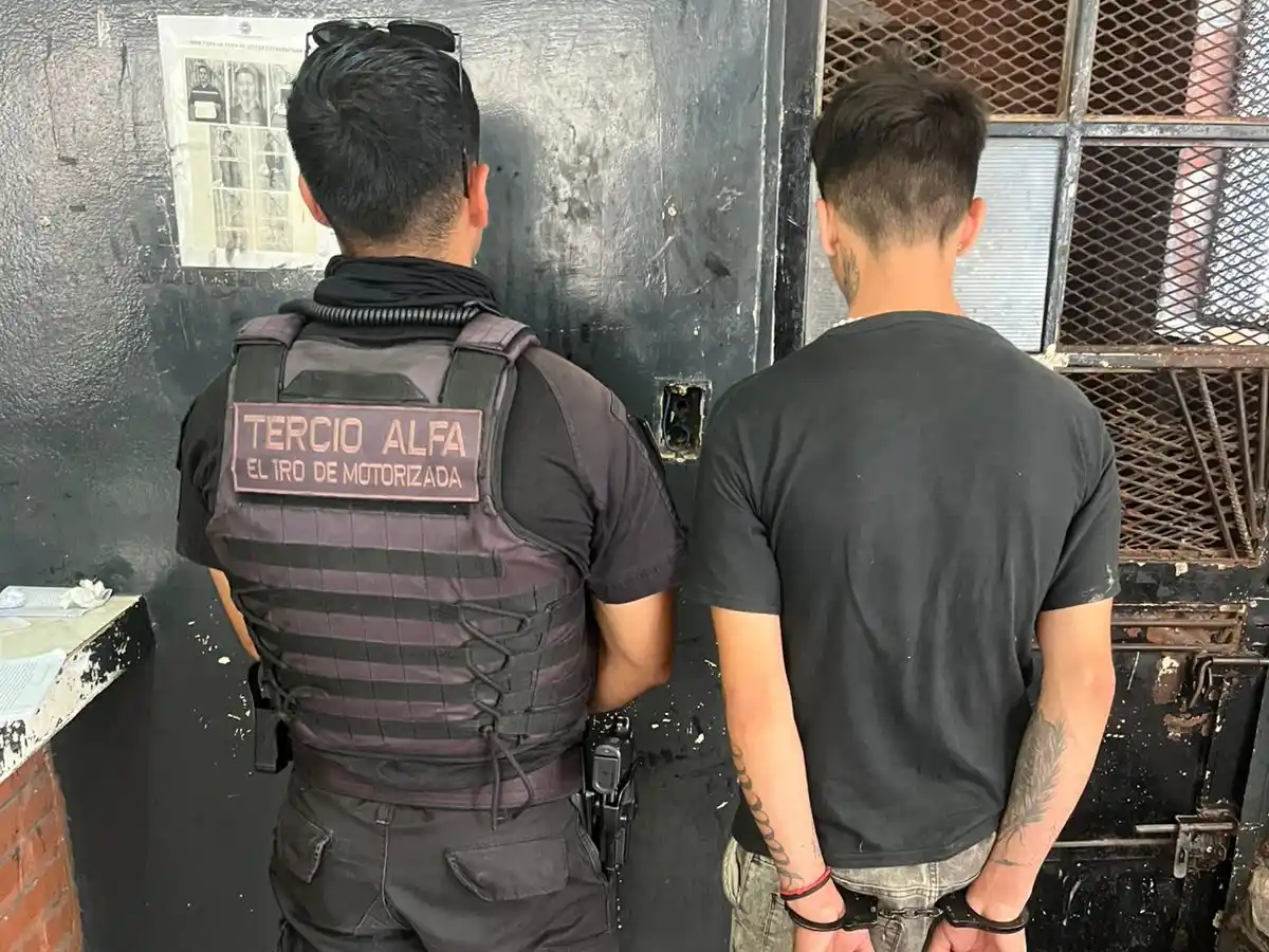 Detuvieron a un joven en pleno centro con un cuchillo y municiones