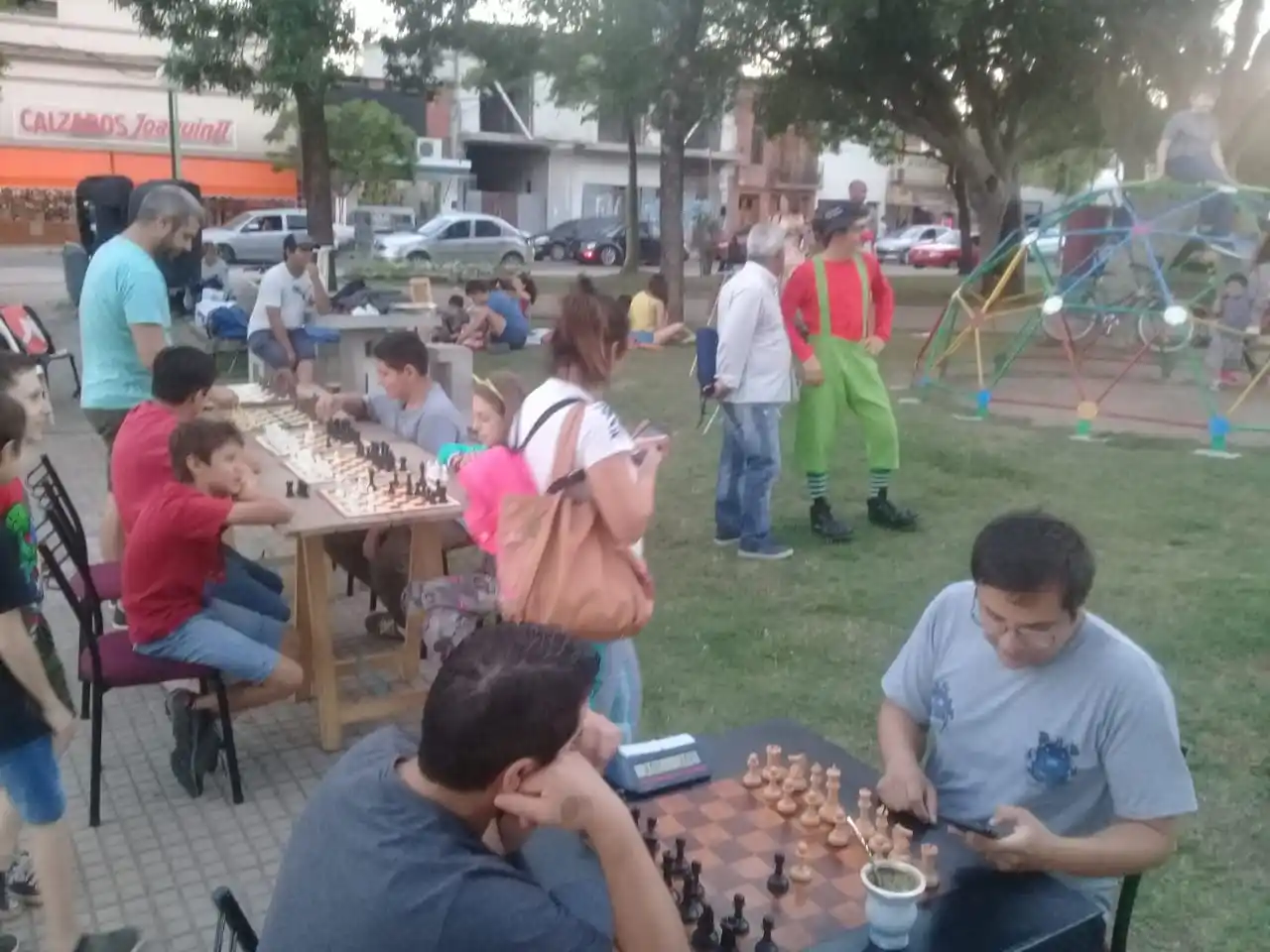 Plaza lectora, una interesante iniciativa de la Biblioteca popular López Jordán