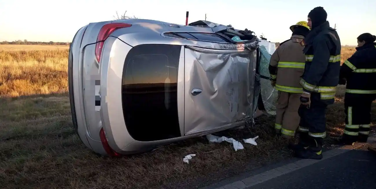 No hubo heridos graves de milagro: violento choque frontal y vuelco en Ruta 11
