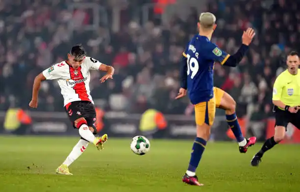 Un remate de Alcaraz ante Newcastle.