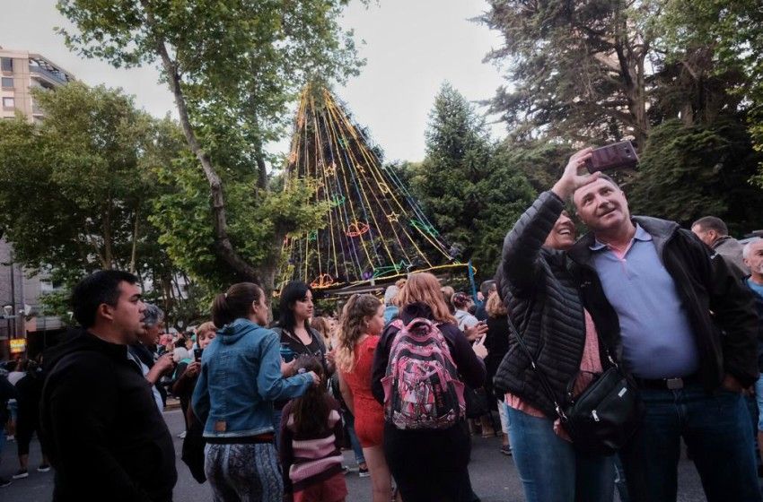 Con “villancicos” y la ilusión de los niños, se encendió el árbol navideño