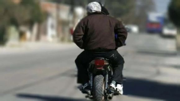 Motochorros asaltaron a un hombre e intentaron apuñalarlo: “Lo amenazaron con matarlo”