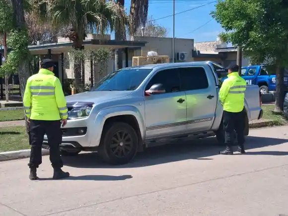 Intentaron coimear a policías en Tacural con una Amarok robada y la Justicia les prohibió entrar a Santa Fe