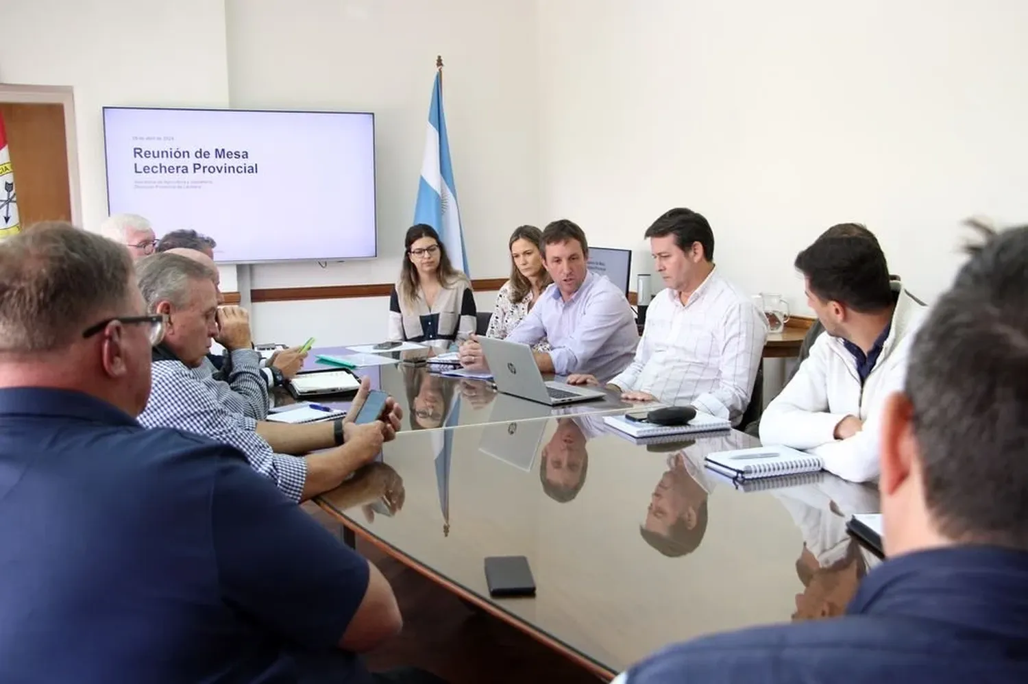 La Mesa Lechera de Santa Fe sesionó en su segundo encuentro, este jueves en el Salón Amarillo del Ministerio de Desarrollo Productivo.